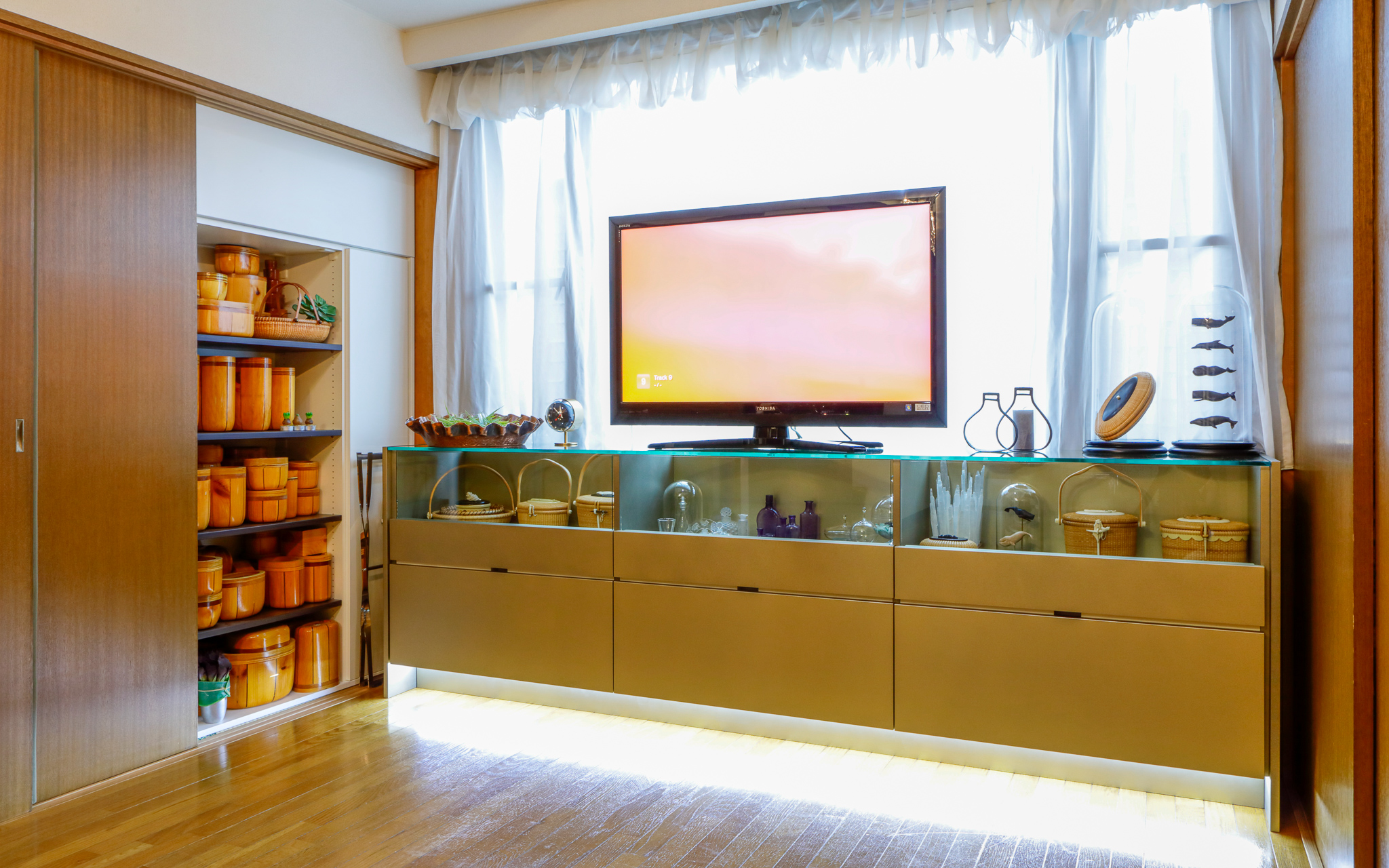 特注塗装パネルとガラス天板で演出したTVボード-東京のオーダー家具